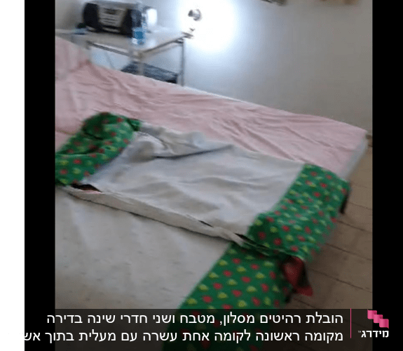 מיטה עם מצעים מקופלים בחדר מואר